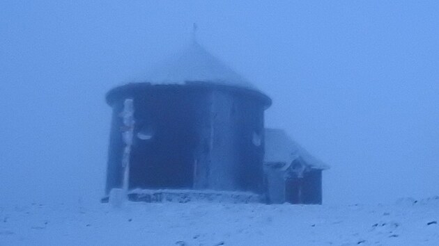 Polsk� n�rodn� park varoval, �e na Sn�ce bude odpoledne intenzivn� sn�it, pak pr�et. Stezky mohou b�t kluzk�. (13. z��� 2024)