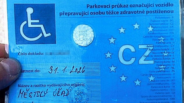 ena pouvala k parkovn v Nchod falenou parkovac kartu pro invalidy.