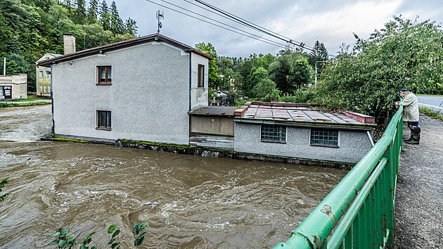 Pod mostem ve Velkch Petrovicch se val Metuje, v pozad je soutok s Ledhujkou.