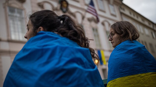 P��znivci Ukrajiny se se�li p�ed americkou ambas�dou v Praze, aby n�pisem �Let Ukraine strike back� upozornili na pot�ebu uvoln�n� pravidel pro pou��v�n� americk�ch zbran� na rusk�m �zem� Ukrajinci. (10. z��� 2024)