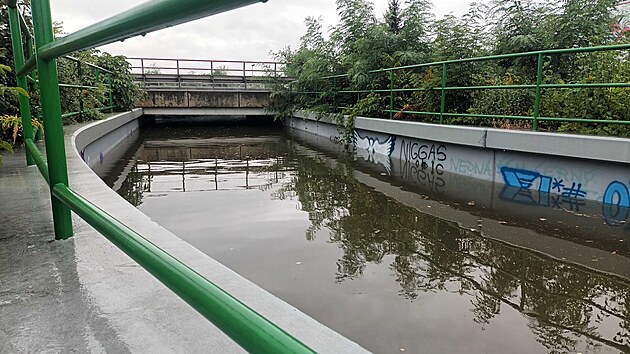 Voda zcela zalila podjezd v pardubick sti Jesninky. Ned se tak dostat na cyklostezku pobl pardubickho letit, k fotbalovm hiti Na olku a k nkolika garm. (14. z 2024)