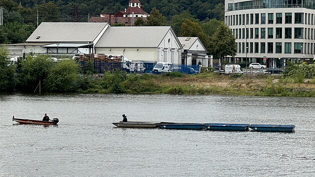 Provozovatel lapadel a lodiek odv sv plavidla kvli hrozcm povodnm. (12. z 2024)