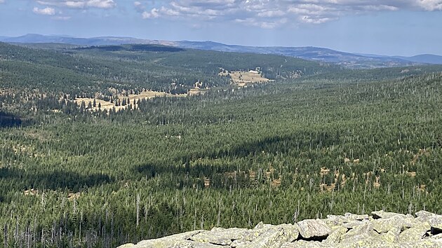 Pohled z vrcholu Luzn� na Luzensk� �dol�. (7. z��� 2024)