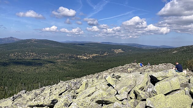 Pohled z vrcholu Luzný na Luzenské údolí. (7. záí 2024)
