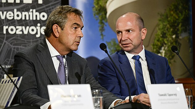 Summit stavebnho rozvoje: zleva pedseda pedstavenstva Moneta Money Bank Tom Spurn a vedouc partner KPMG Pavel Kliment. (19. z 2024)