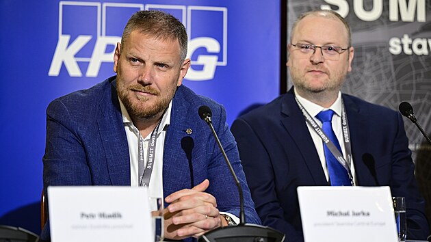 Summit stavebnho rozvoje: zleva prezident Skanska Central Europe Michal Jurka a generln editel SOB Hypoten banky Martin Vaek (19. z 2024)