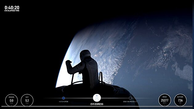 Jared Isaacman jako prvn� neprofesion�l vystoupil do voln�ho vesm�ru