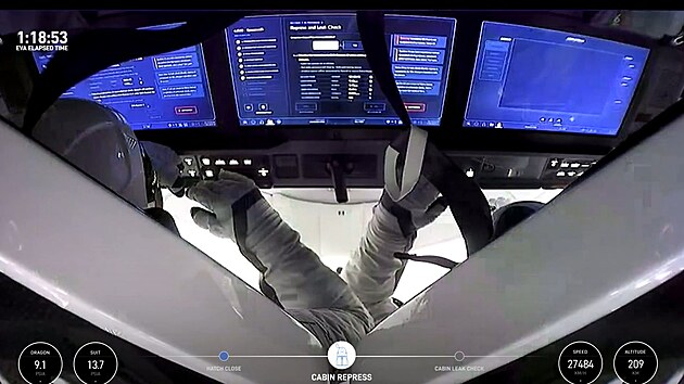 Pohled na monitory lodi Crew Dragon po prvn�m v�stupu v r�mci mise Polaris Dawn.