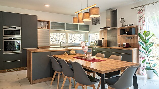 �ist� jednoduch� interi�r v neutr�ln�ch barv�ch Hanka dopl�uje podle aktu�ln� n�lady.