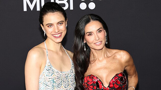 Margaret Qualleyov a Demi Moore na premie filmu Substance v Los Angeles (16. z 2024)