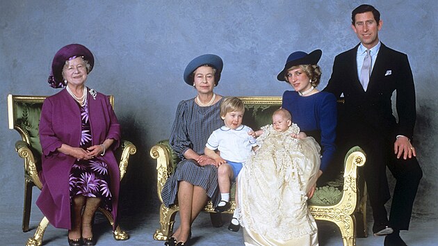 Krlovna matka, krlovna Albta II., princezna Diana, princ Charles a jejich synov William a Harry na ktu mladho z princ (Londn, 21. prosince 1984)
