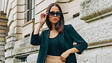 Dlouhé svtlé rozíené kalhoty s tmavým vrkem opticky prodlouí postavu. Cena...