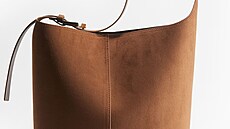 Prostorná kabelka se zapíná na magnet. Cena 719 K�