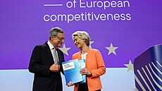 Bývalý éf Evropské centrální banky Mario Draghi a éfka Evropské komise Ursula...