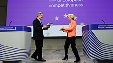 Bývalý éf Evropské centrální banky Mario Draghi a éfka Evropské komise Ursula...
