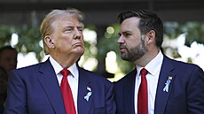 Donald Trump a jeho kandidát na viceprezidenta J. D. Vance na vzpomínkové akci...