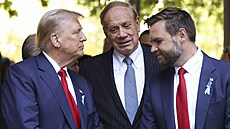 Donald Trump a jeho kandidát na viceprezidenta J. D. Vance na vzpomínkové akci...