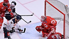 Liga mistr: Tinec - Växjö. Druhý gól host . Vpravo je branká Marek Mazanec.