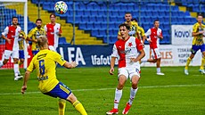 Alexandr B��ek z rezervy Slavie (vpravo) a David Machalík ze Zlína.