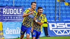 Radost zlínských fotbalist. Vlevo je autor gólu Vukadinovi, vpravo Natchkebia