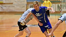 St�ední spojka frýdecko-místeckých házenká�� Slavomír Mlotek se v utkání s...
