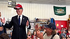 Výroí 11. záí sblíilo Harrisovou a Trumpa. Biden si nasadil jeho kiltovku