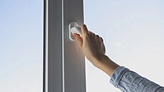 P�ítlak okna lze snadno se�ídit. V zim� si pomocí imbusového klí�e snadno...