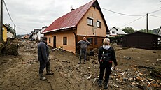 Místní se v Mikulovicích vracejí ke svým obydlím, které poni�ila �eka B�lá....