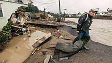 Místní se v Mikulovicích vracejí ke svým obydlím, které poni�ila �eka B�lá....