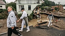 Místní se v Mikulovicích vracejí ke svým obydlím, které poni�ila �eka B�lá....