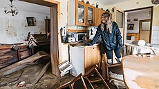 Místní se v Mikulovicích vracejí ke svým obydlím, které poni�ila �eka B�lá....