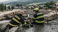 Místní se v eské vsi vracejí ke svým obydlím, která poniila eka Blá. (16....