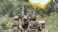 Ruské jednotky sestelují ukrajinský dron na neznámém míst. (17. záí 2024)