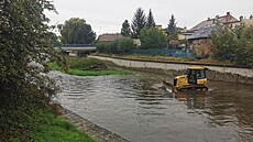 V Hrádku nad Nisou preventivn istí koryto eky.