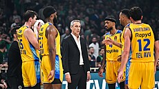 Kou� Oded Kattash z Maccabi Tel Aviv promlouvá k hrá��m b�hem pátého utkání...