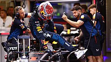 Max Verstappen z Red Bullu opou�tí sv�j monopost.