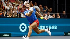 Tomáš Macháč hraje forhend na Davis Cupu.