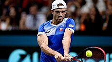 Tomá� Machá� hraje bekhend na Davis Cupu ve Valencii.