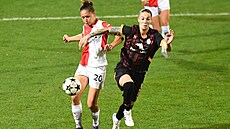 Diana Bartoviová ze Slavie Praha spchá za míem s Andreou Stakovou z...