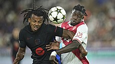 Jules Koundé z Barcelony a Mohammed Salisu z Monaka se petlaují o mí v Lize...