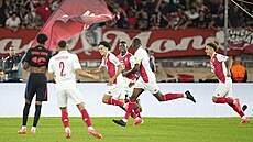 Fotbalisté Monaka slaví vedení proti Barcelon v Lize mistr.