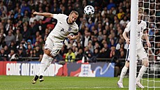 Anglický kapitán Harry Kane hlavi�kuje v zápase Ligy národ� s Finskem.