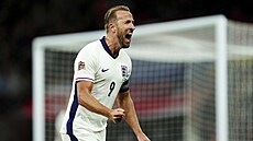 Anglický kapitán Harry Kane slaví gól v zápase Ligy národ� s Finskem.