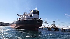 Tanker, který pivezl do italského Terstu ropu, práv dokoil její peerpávání...