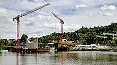 Dvorecký most se staví.