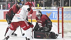 Branká� Sparty Josef Ko�ená� zasahuje p�ed t�ineckým úto�níkem Markem Dan�m.