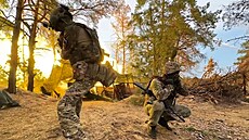 Rutí vojáci stílejí z dla Giatsint-B na ukrajinské pozice na blíe neureném...