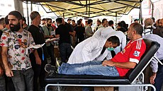 Mu� daruje krev po detonacích pager� na p�edm�stí Bejrútu v Libanonu. (18. zá�í...