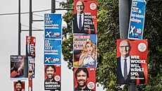 P�edvolební plakáty Sociáln�demokratické strany (SPD) a krajn� pravicové strany...