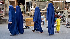 Afghánské �eny v burkách jdou po ulici v Kandaháru. (3. zá�í 2024)